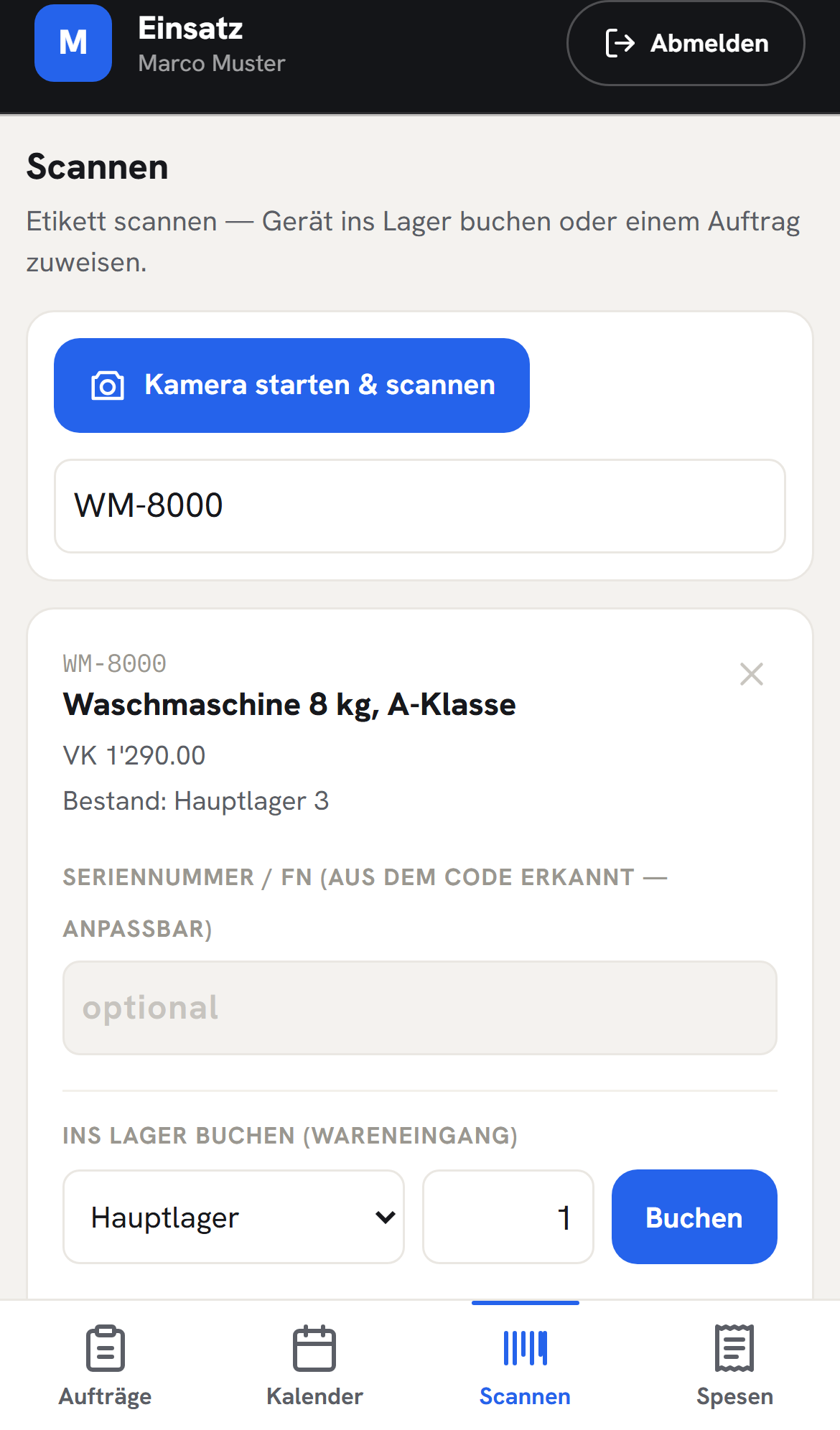Der Monteur liest eine Seriennummer mit der Handykamera ein